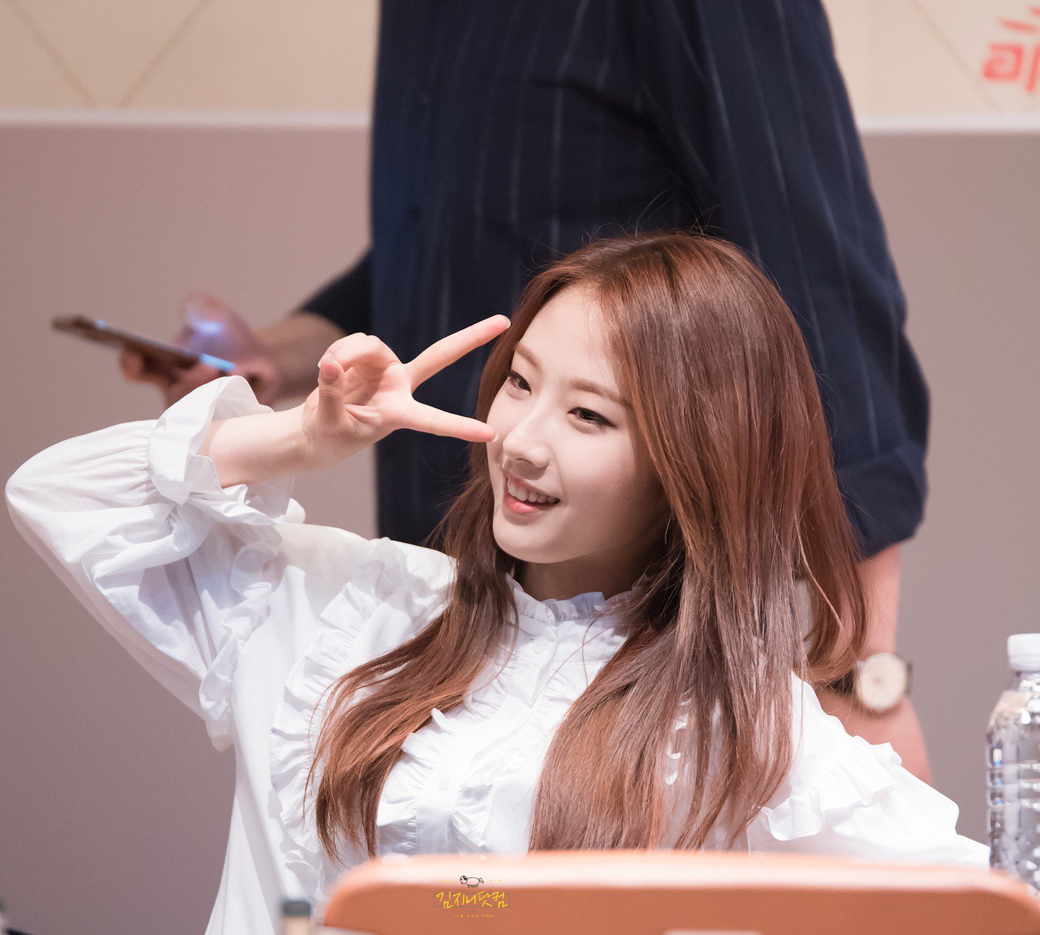 DCMbeylU0AEwJPS.jpg:orig