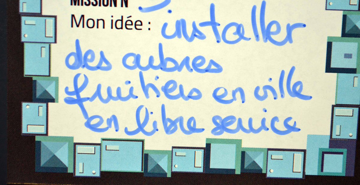 SuperCite's tweet photo. Les visiteurs de l'#expoville nous font part de leurs idées (très) originales pour créer la ville de demain ! https://t.co/mINLpgtqfI
