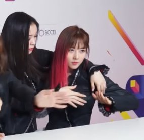 KurpleV's tweet photo. Oh!!! Look at 2Hyeon! Look at GaHyeon's eyes!!!
GaHyeon belike: "She is mine!" 😍😍
#2Hyeon #GaYoo #GaHyeon #YooHyeon https://t.co/8eEcg1wE0E