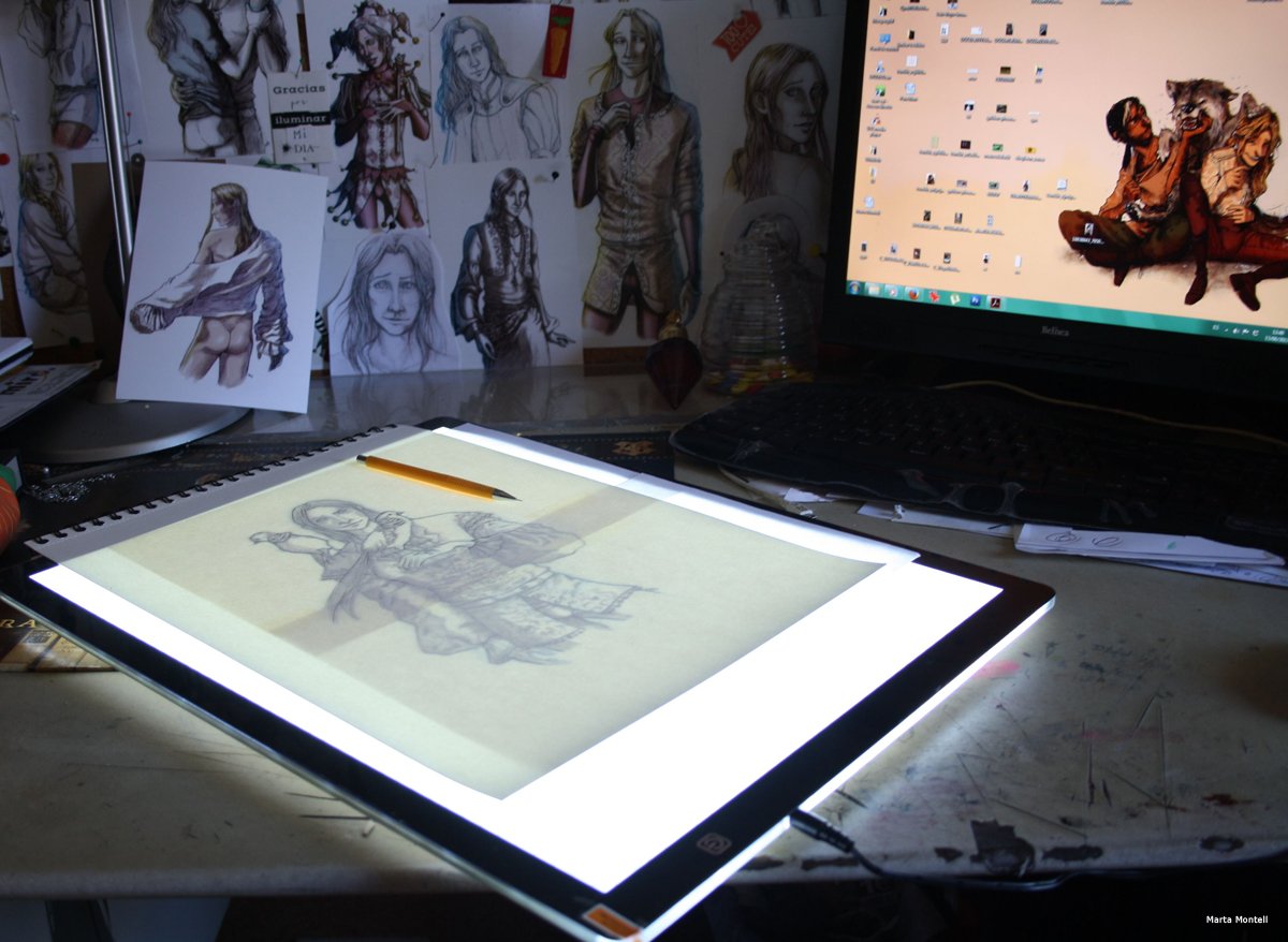 MartaMontell's tweet photo. ADORO mi mesa de luz ♡ y mi rincón donde dibujo, también ♡♡♡ #drawing #Sketching #sketch #LordGolden #LordDorado #Thefool #Myfool #beloved https://t.co/c3hMYy2JLy