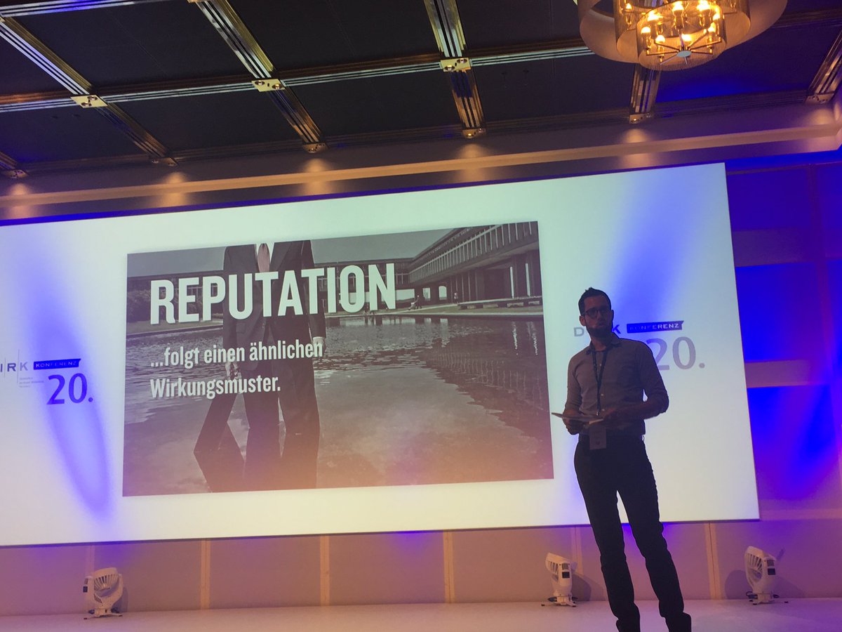 c_susanne's tweet photo. "Fakten sprechen erstmal nicht für sich" - Von Bauchgefühl zu Wertschöpfung: @JanHiesserich v. #heringschuppener @HSC_Digital bei #DIRK2017 https://t.co/bD5PnwmtgU