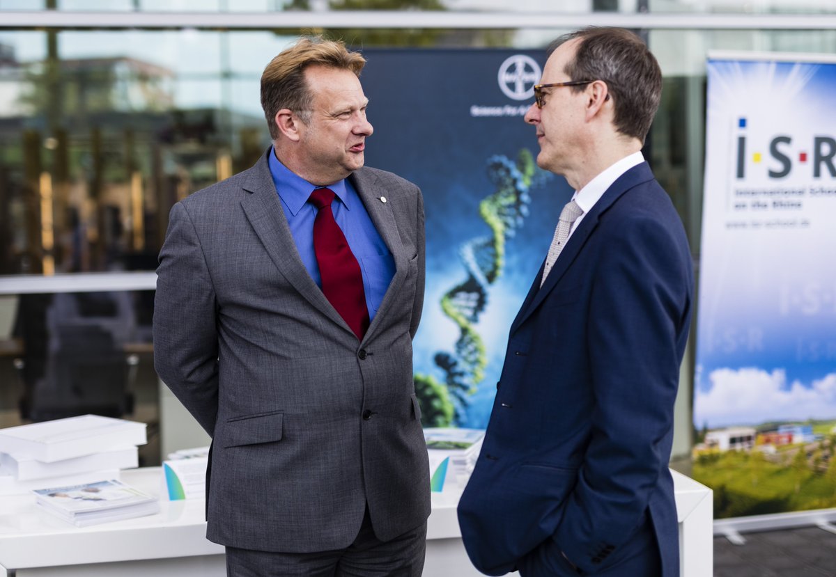 UKBayer's tweet photo. Simon Greenstreet meets with @tradegovukDEU and represents #UKBayer &amp; #Reading at 70th Anniversary of the twinning of Reading and Dusseldorf https://t.co/W7nTjADiHY