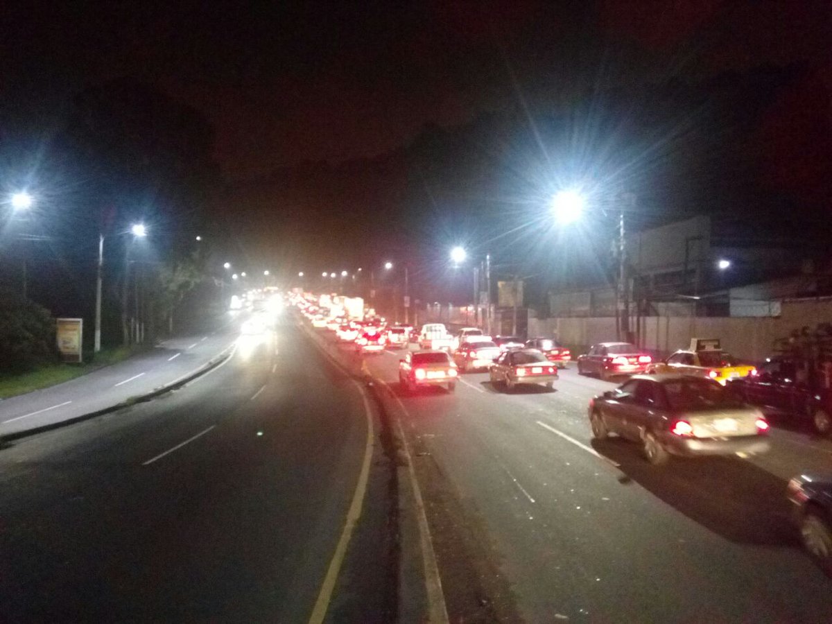 PMT_VILLANUEVA's tweet photo. #TraficoVN lento en CA-9 hacia el Norte, acumulación inicia en Km 20, ya grúa trabajan en el lugar del accidente para dejar libre la vía https://t.co/xe8xkntY9E