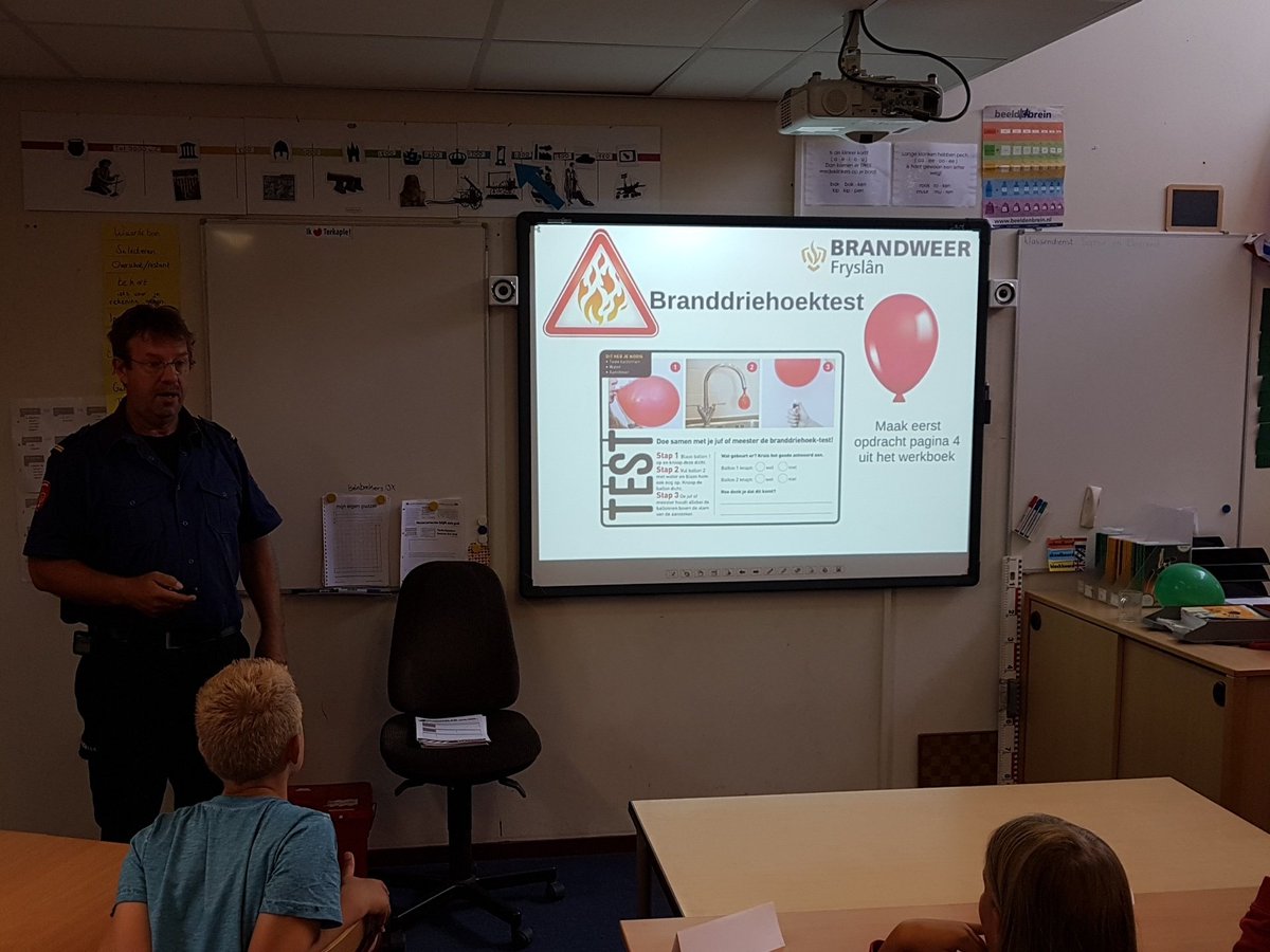 It_Twaspan's tweet photo. De @Brandweer_Joure in de klas. Super belangrijk, #brandveiligheid! @BrandweerFrl https://t.co/sMPH4YjF0m