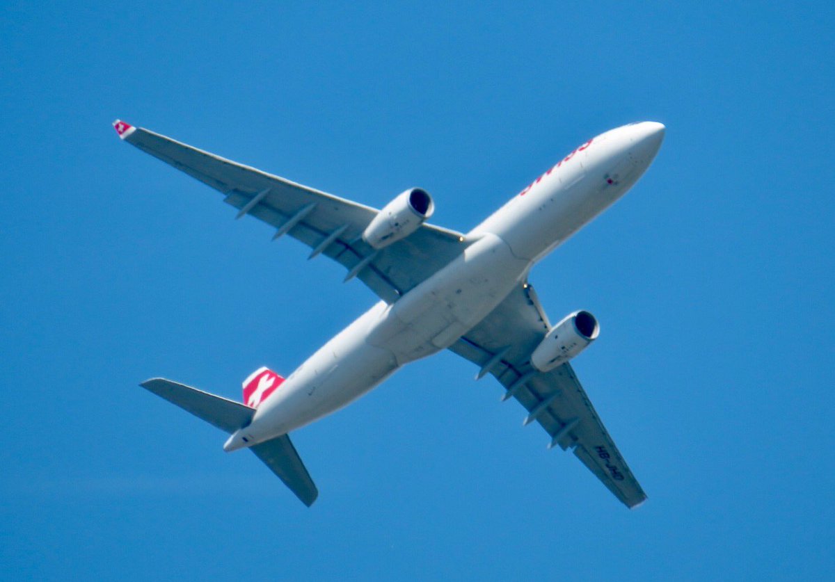 phil_geld's tweet photo. *A330-Geräusch* #Officespotting https://t.co/6bCwbuQ4pe