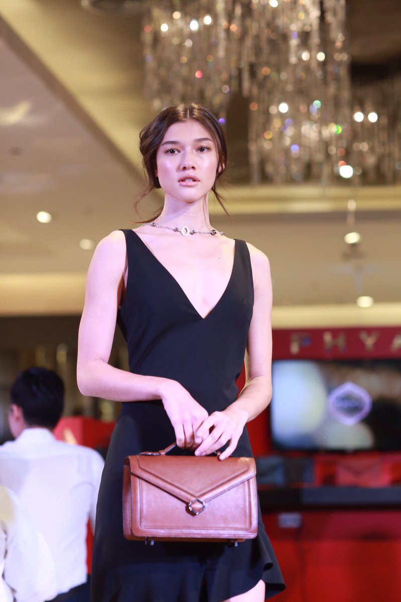 HelloMagTH's tweet photo. 'พญา' (PHYA) เปิดตัวคอลเลกชั่นกระเป๋า'Liv' และ 'Stella'แรงบันดาลใจจากArt Deco ที่ชั้น 1 เซ็นทรัลชิดลม
#HelloThailand #PhyaPhilo @phyaphilo https://t.co/igB9901p6b