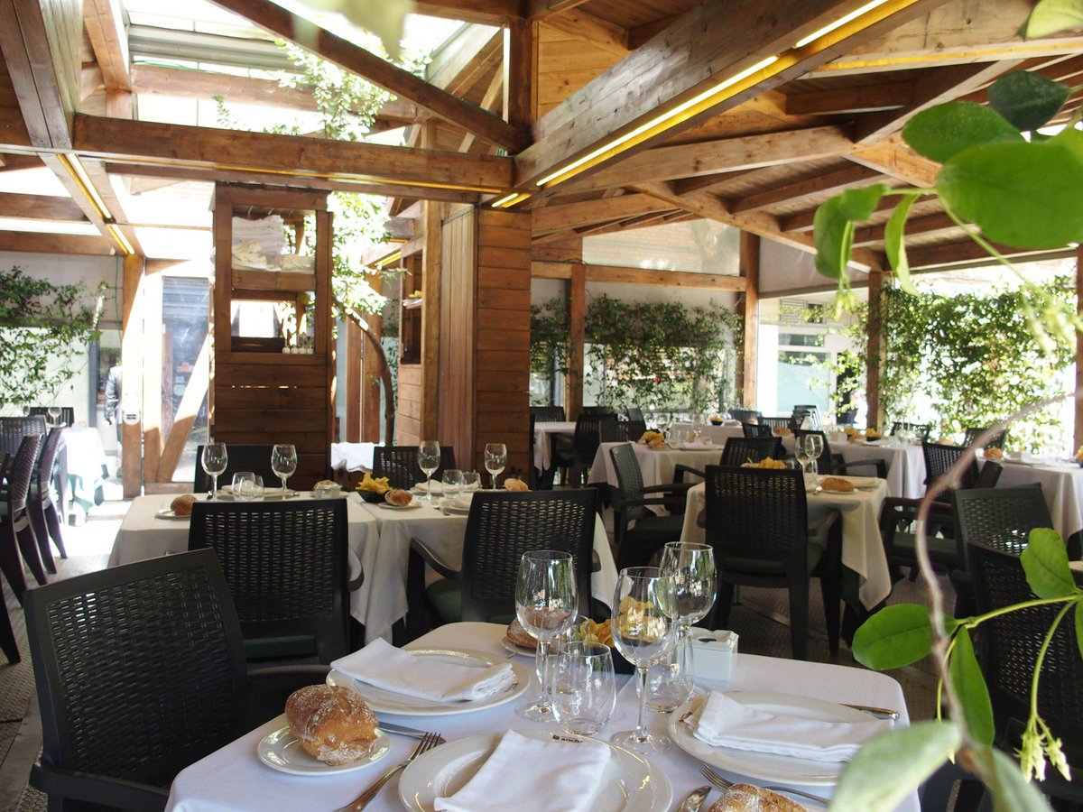 Ven a disfrutar de nuestra terraza. No te quedes sin tu mesa, llámanos y reserva.