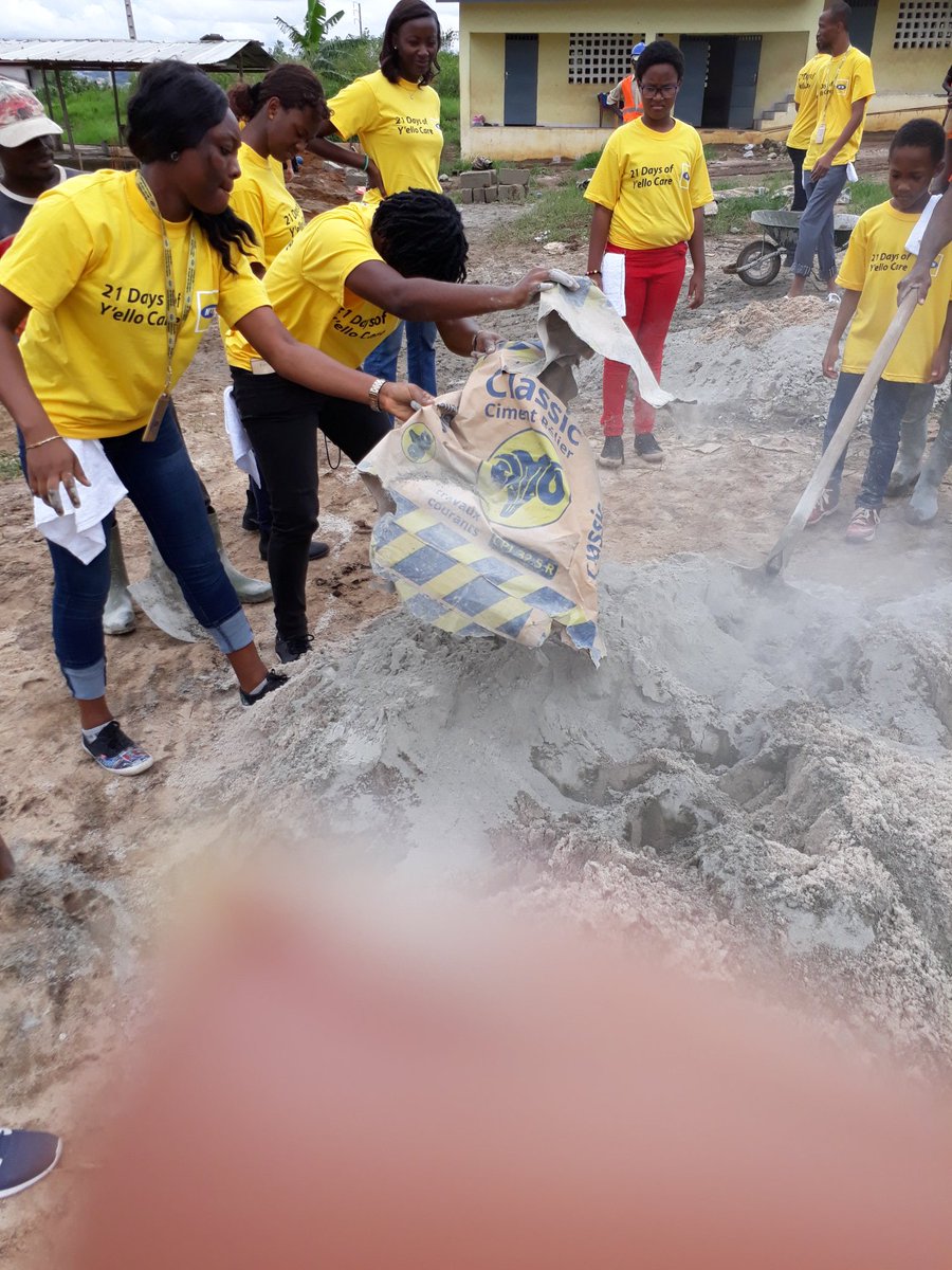 Karukera271's tweet photo. #YelloCare  #ShareKnowledge  ladies mixing cement and sans
@MTNCotedIvoire @AxouBG https://t.co/TteIZlHdGk