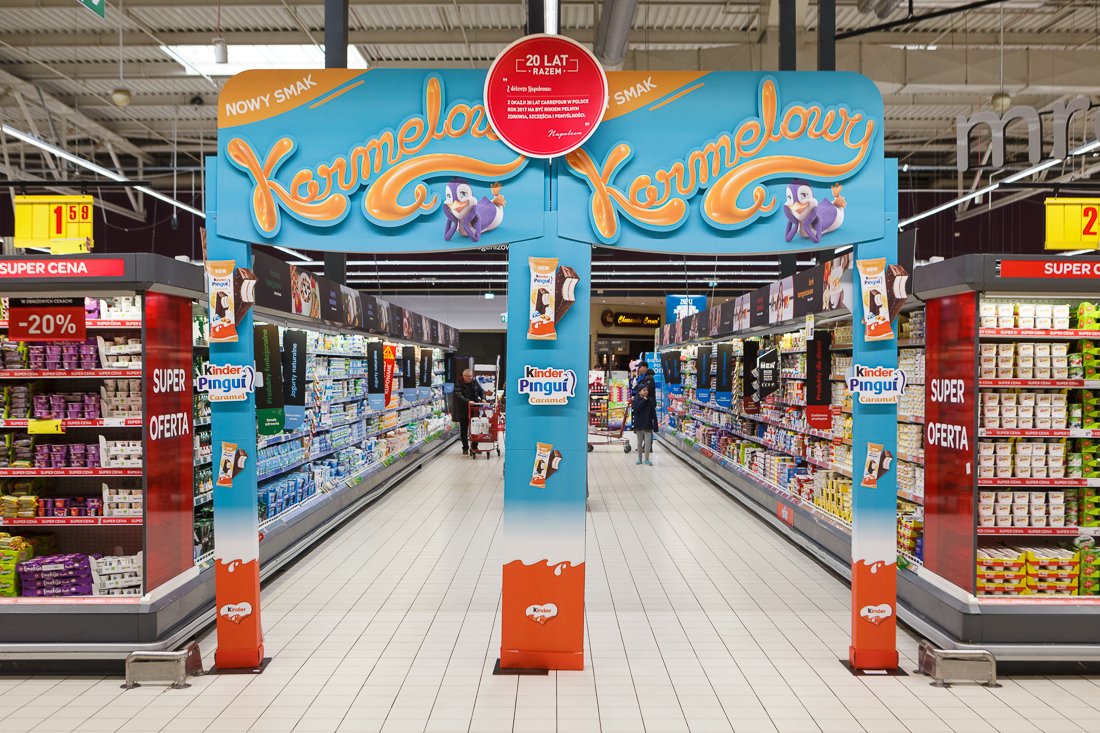 [iSM Poland] Impactante arco de Kinder en Carrefour Polonia. Convierte la marca en la más vista del centro. 
#impactospublicitarios