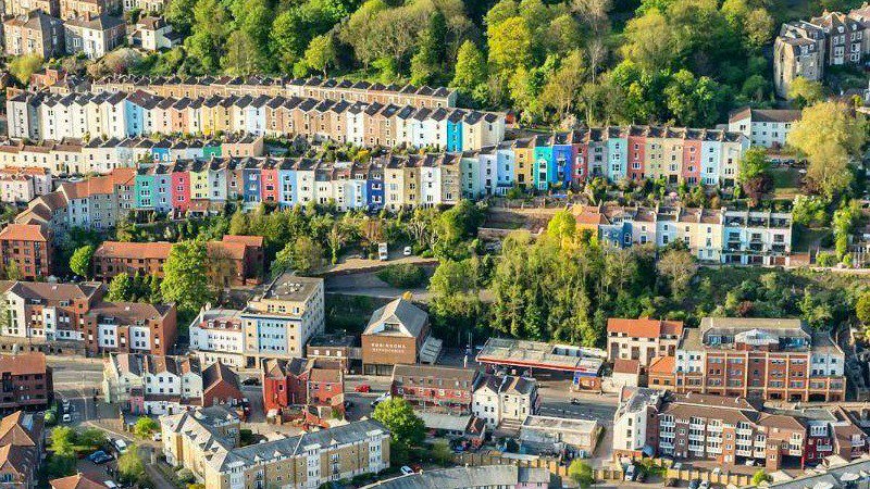 10 beautiful photos of Bristol taken from the University of Bristol hot air balloon: bristol247.com/news-and-featu…