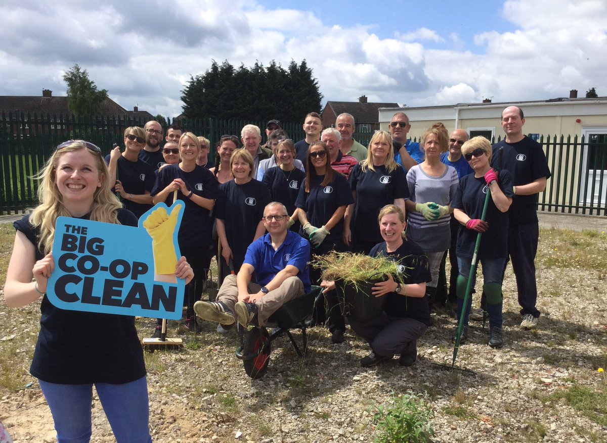 samph_64's tweet photo. What a lovely day to be sprucing up Centre4 Community Centre Grimsby with colleagues & members @lincscoop #bigcoopclean https://t.co/Ym9xntFBhF