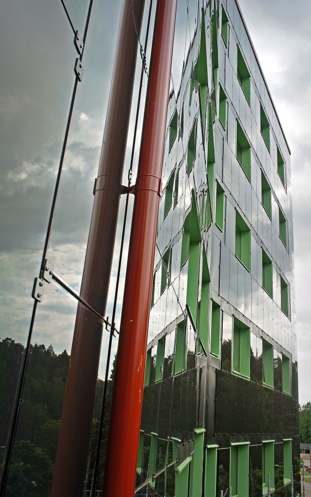 Sveriges mest intressanta renoveringsprojekt? Kollektivhuset Stacken är helt klätt i solceller. passivhuscentrum.se/nyheter/nu-ar-… #passivhus #eneff