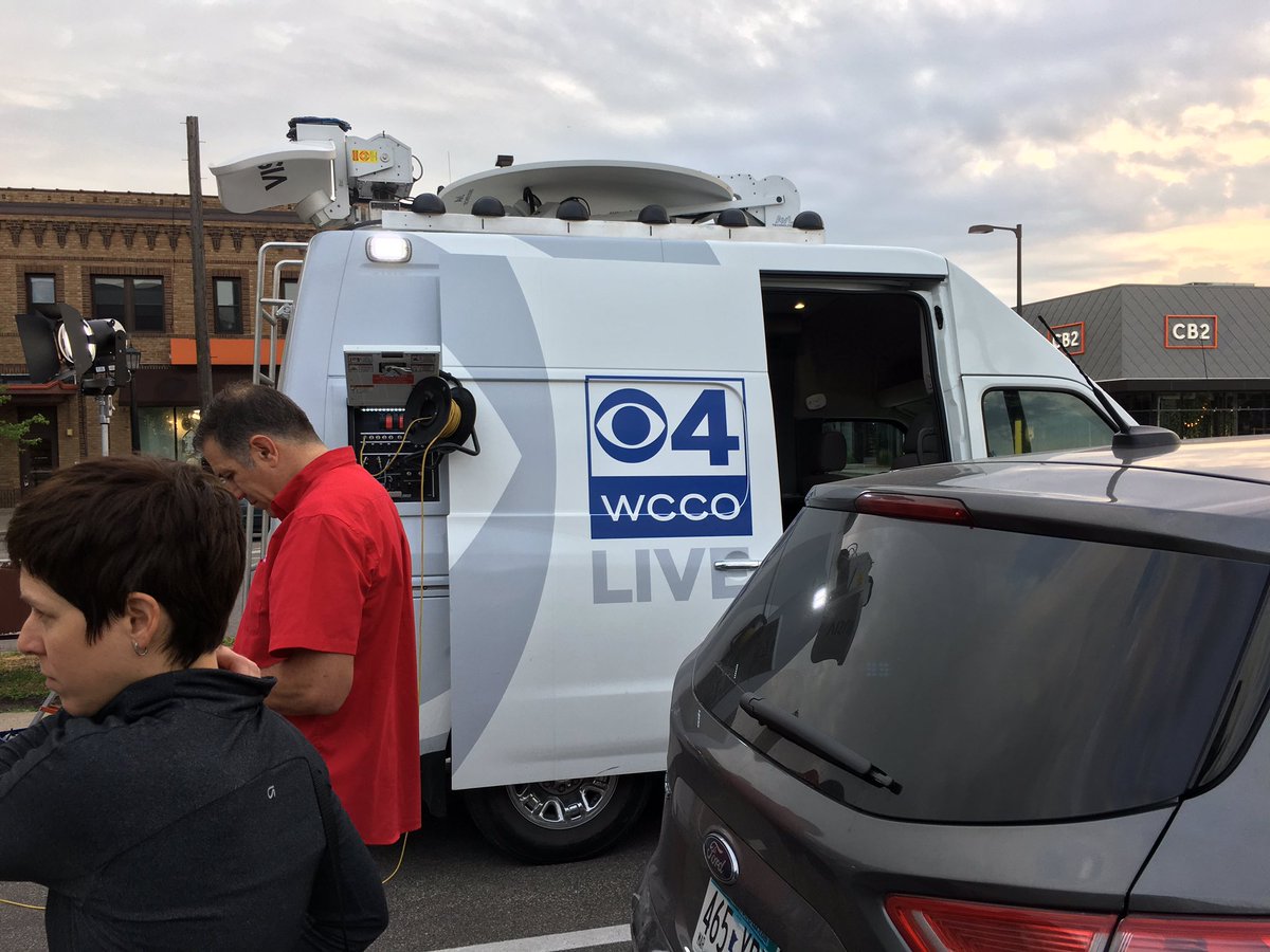 Echelon_Racing's tweet image. The boys are up &amp;amp; at it early this morning w/ @WCCO promoting @NSBikeFest to #community &amp;amp; sharing work of @northmemorial @proj_echelon