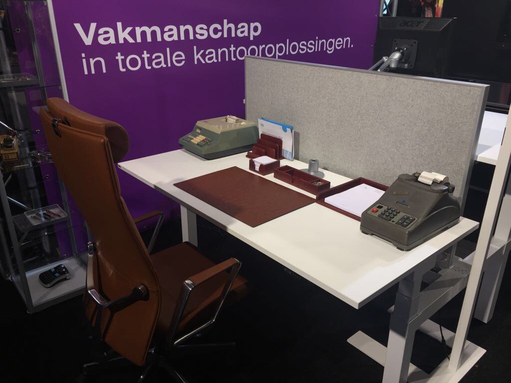 BoumanKT's tweet photo. Op onze stand tijdens het #vngjaarcongres2017 laten we het oude en nieuwe werken zien! Komt dat zien! (incl karikatuur tekenaar!) https://t.co/ygZDyOSQLJ