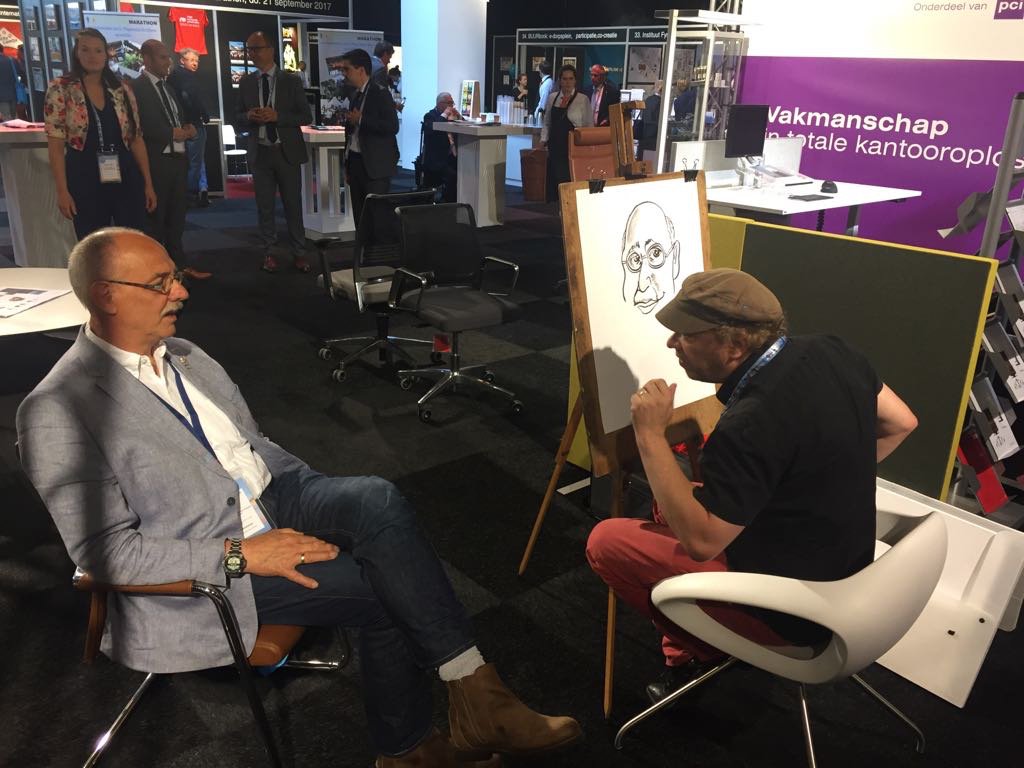 BoumanKT's tweet photo. Op onze stand tijdens het #vngjaarcongres2017 laten we het oude en nieuwe werken zien! Komt dat zien! (incl karikatuur tekenaar!) https://t.co/ygZDyOSQLJ