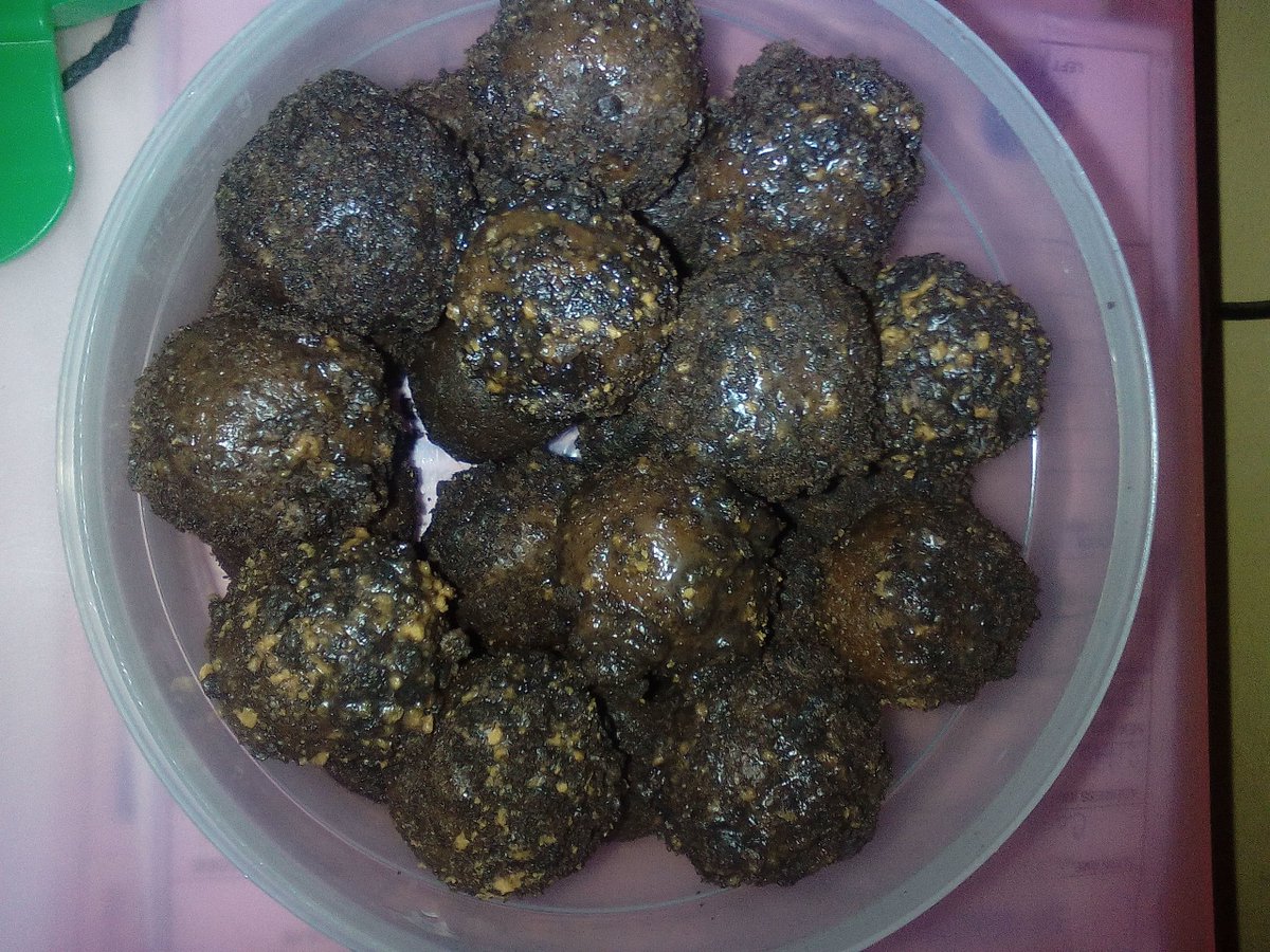 itsme_lvlypmntn's tweet photo. ππ #grahamballs #coatedwithcreamo #dark #homemadeπ https://t.co/HPUt8cRBdh