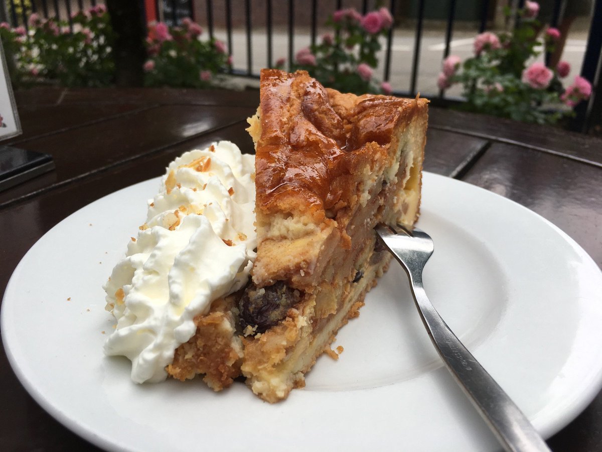 Appeltaarttest's tweet photo. Huisgemaakte appeltaart bij de Rozentuin in Kessel.   Mooi taartje, smaak ok. Nepslagroom jammer. Echt niet van de bakker?? https://t.co/37ufG2pF7l