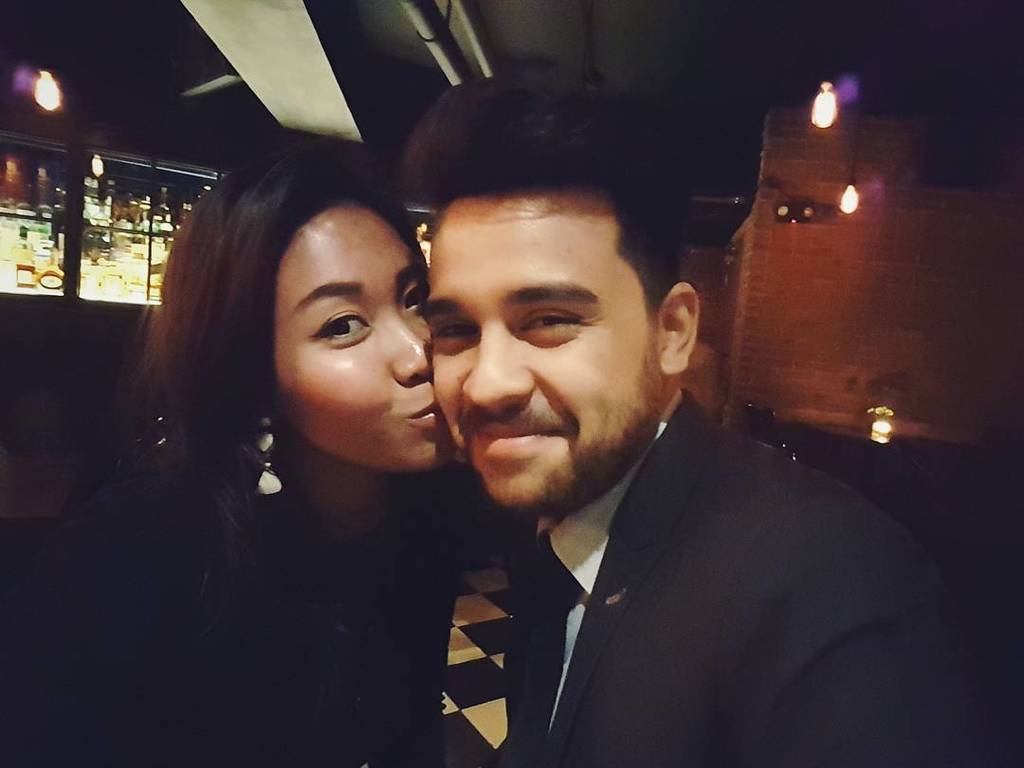 rodangl's tweet photo. Il est content le vieux monsieur. Don't focus too much on my eye bags. 🐱🐶 #anniversary #cocktails #kiss #vscocam #… https://t.co/nZHOS3TvC6 https://t.co/JawJyxsC3n
