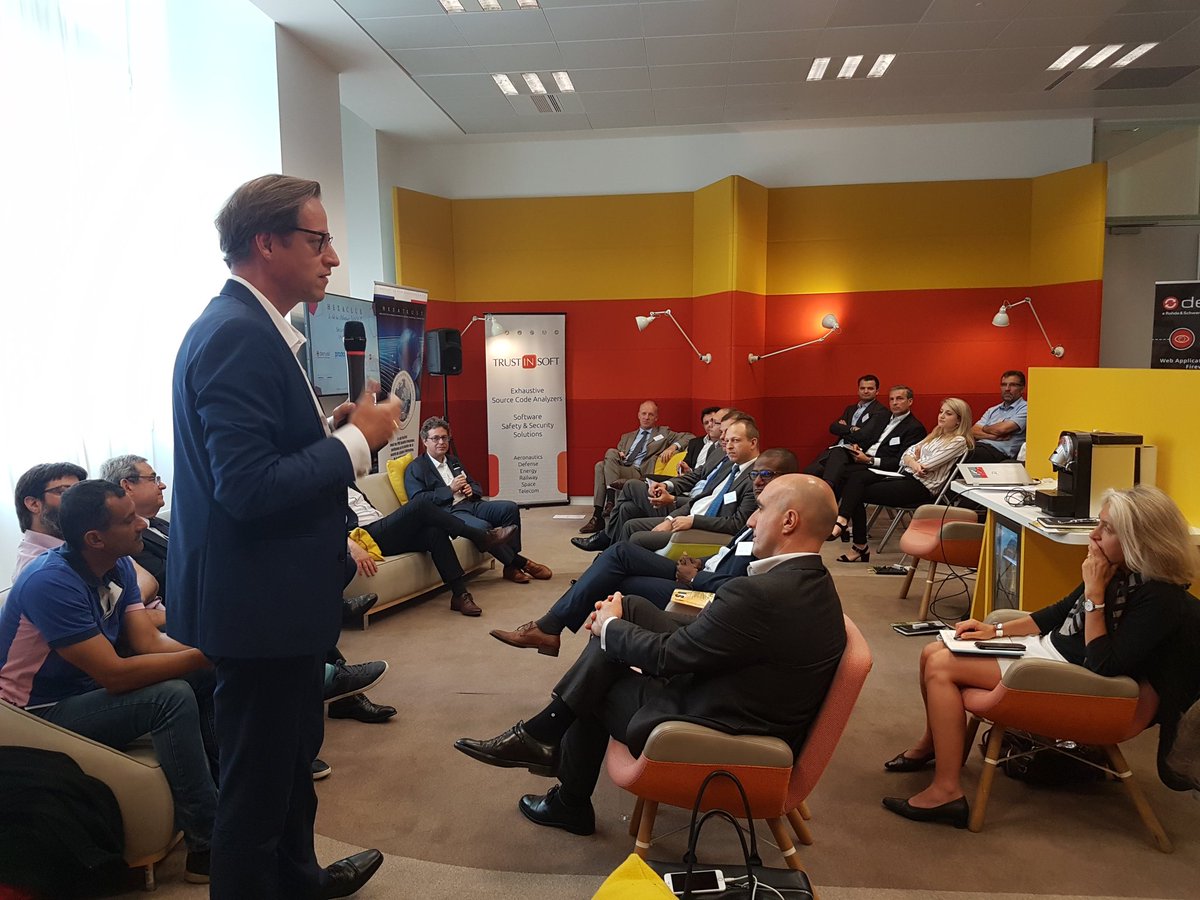 ArnaudLeRoux's tweet photo. Le prochain #Hexaclub se fera sur le thème de l identité #numérique en novembre prochain ! Rendez-vous pris ! Merci pour cette first session https://t.co/QsjsGvJckU