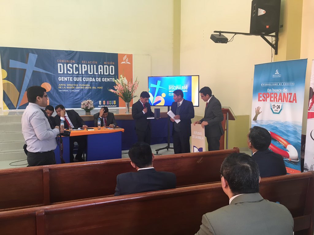 AdventistaMiCOP's tweet photo. Hermano Santos líder de #GrupoPequeño es reconocido por lograr que el 80% de su #GP cancele su Suscripción 2018 #JuntaMiCOP 🇵🇪 https://t.co/ROdblkq25J