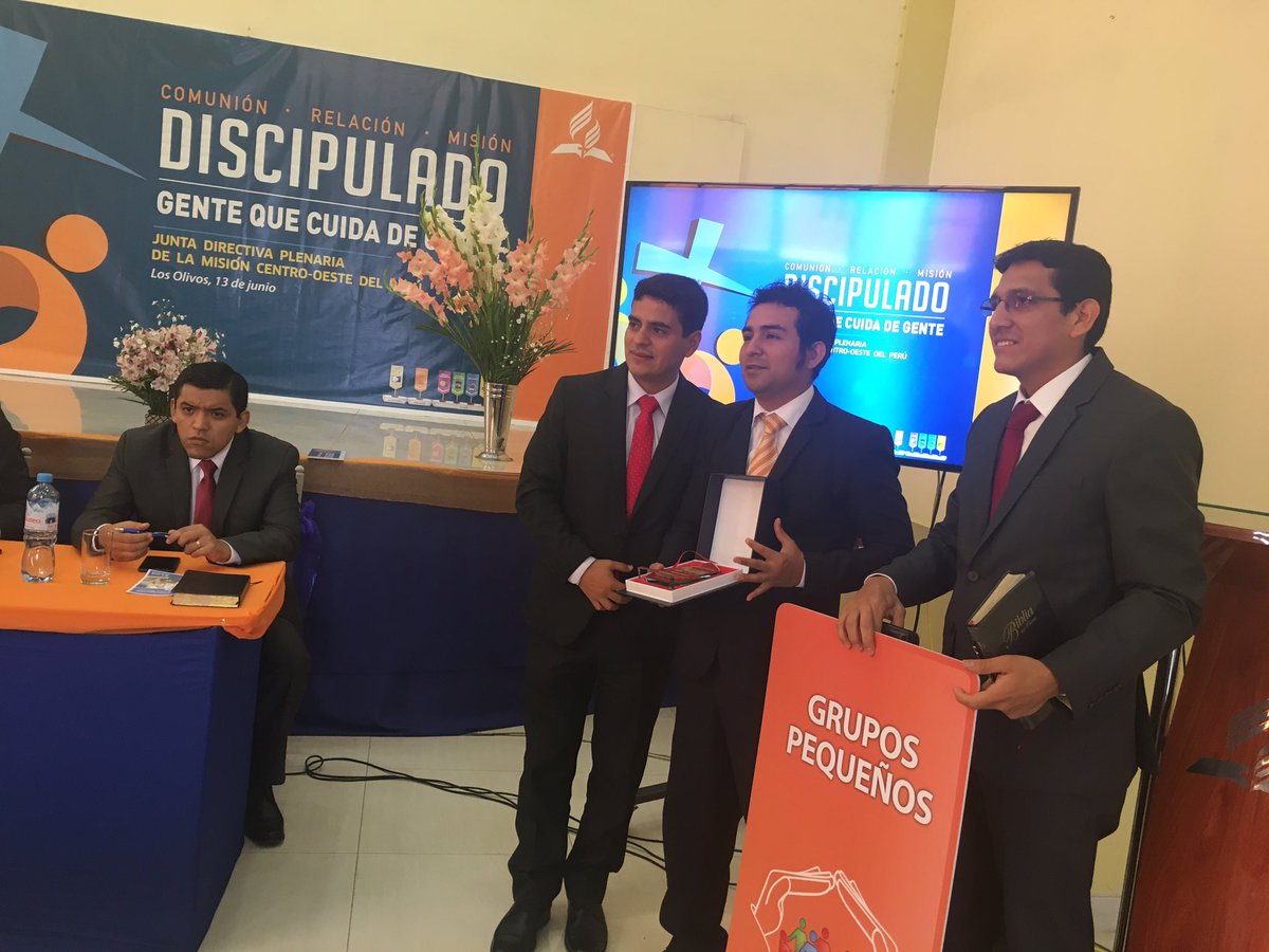 AdventistaMiCOP's tweet photo. Prof. Bluter Tello recibe reconocimiento por la 2da Meta #GrupoPequeño #MetasCRM  #JuntaMiCOP 🇵🇪 https://t.co/N0U5Ey6emQ