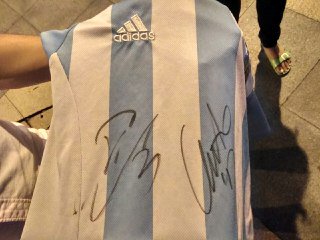 STsportsdesk's tweet photo. Prize of the night: A signed jersey from @PauDybala_JR #SINARG https://t.co/0XCywEIqyH