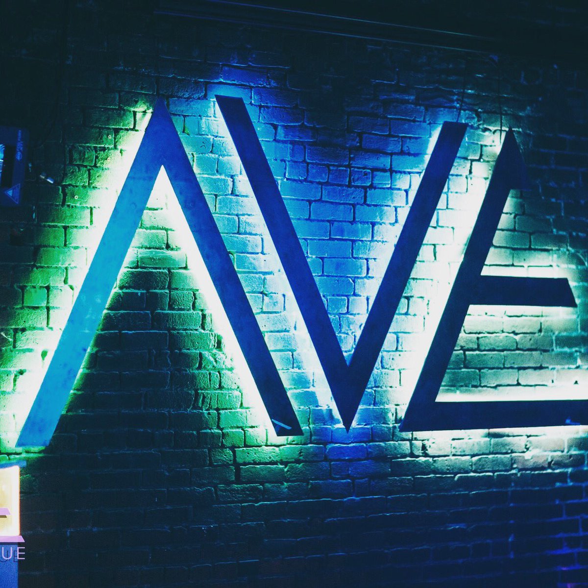 5thAvenueLounge's tweet image. #EntourageFridays welcomes back @MikeyBside to the controls #ThisWeek #inpdx @SocialNPortland #loungelife #welivingit #bubbles #beats