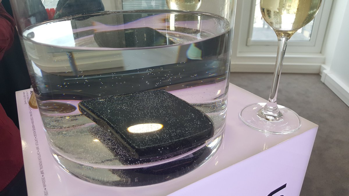alexis_usc's tweet photo. L'Archos Sense 50x démontre sa résistance à l'eau #Archos #Sense50x #IP68 #ArchosParty https://t.co/ngTDlw4KTB