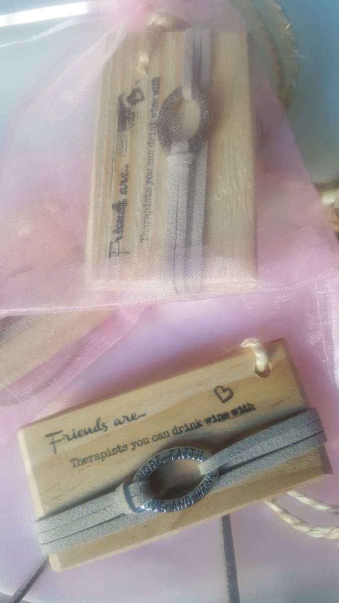 Vrijdag bijkletsen, met wijn erbij, met vriendinnetjes. Daar vind ik deze kadootjes wel bij passen 😍. #hopefaithloveandwine