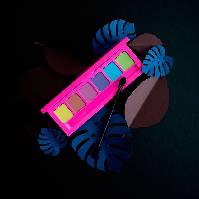 KikoMilanoINT's tweet photo. #Makeup is never boring with #ActiveFluo! #Fluo lipsticks & eye pencils: your #musthave for an unforgettable summer ⚡️ https://t.co/Hj9BJCtnJP
