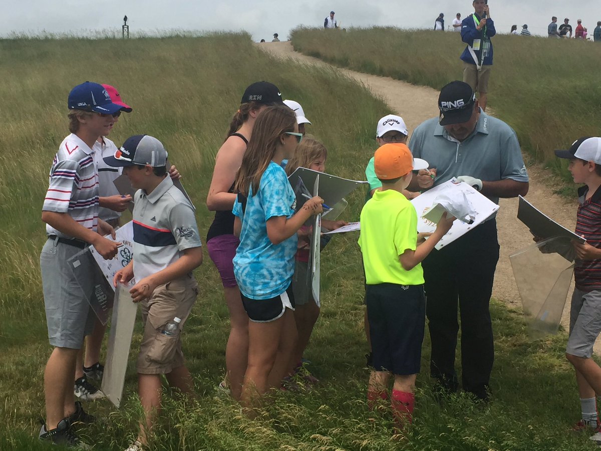 PacoAlemanGolf's tweet photo. Los chicos agradecidos con @cabrera_pato cuando los hizo entrar al tee del 6 para firmarles las banderas. Gran gesto del cordobes https://t.co/vIx4RRmxok