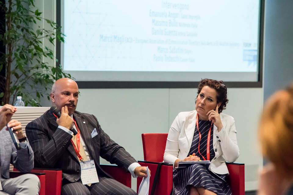 AlePiloni's tweet photo. #forumcom17 Comunicazione,fiducia reputazione:sfida era Post-verità".Grazie x scambio punti vista così eterogenei https://t.co/S2ASkRFm1a 😀 https://t.co/B04oTQAUpz