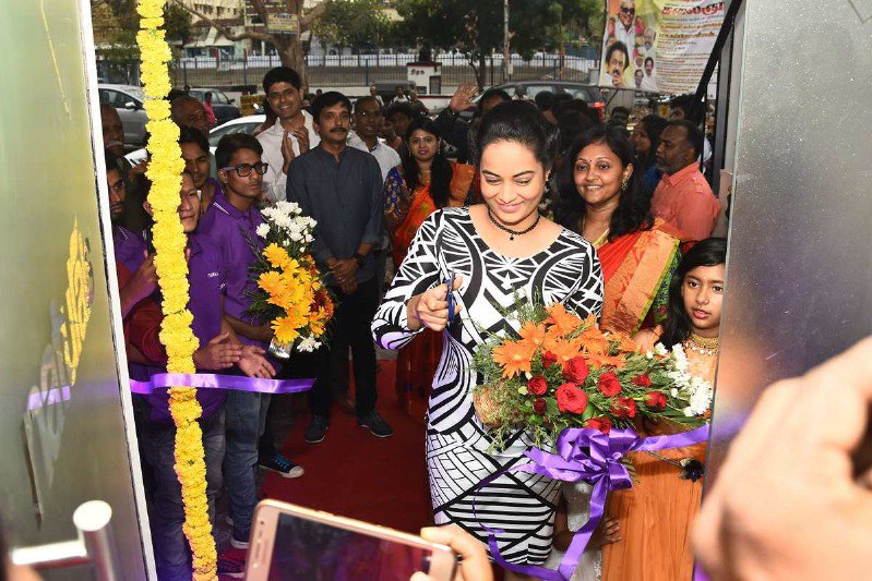 Kollywoodtoday's tweet photo. Actress Suja Varunee at Naturals Hair &amp; Beauty Salon Launch : https://t.co/mQeawSOjrq @SUJAVARUNEE https://t.co/RG9P5wlPtb