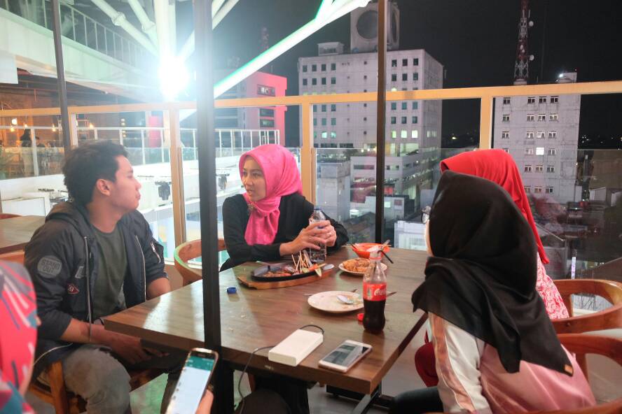 clicksquare_id's tweet photo. Kunjungan Pak Ridwan Kamil dan keluarga, berbuka puasa di Click Square. Beliau akan hadir di event #Bandungan, 18 Juni 2017 #UnityforDignity https://t.co/Y3p8KJ2JJJ