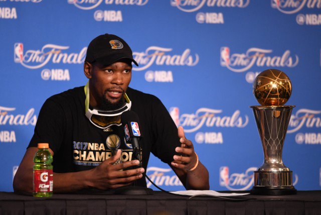 VibeMagazine's tweet photo. .@warriors "unanimously" decline White House invite, according to reports https://t.co/M2P02c33mY https://t.co/iTx085Zgvl