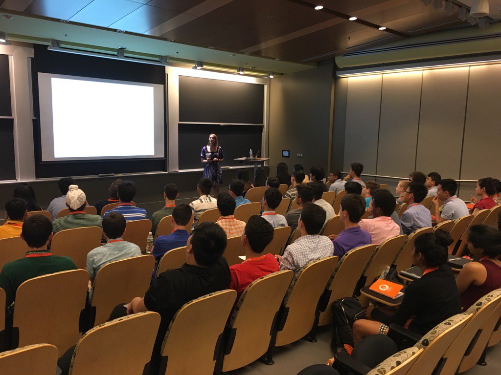 launchx's tweet photo. 1st day of classes! Students pledging to dedicate themselves 100% to the entrepreneurial journey. #MITLaunch17 https://t.co/Petop9qeN6