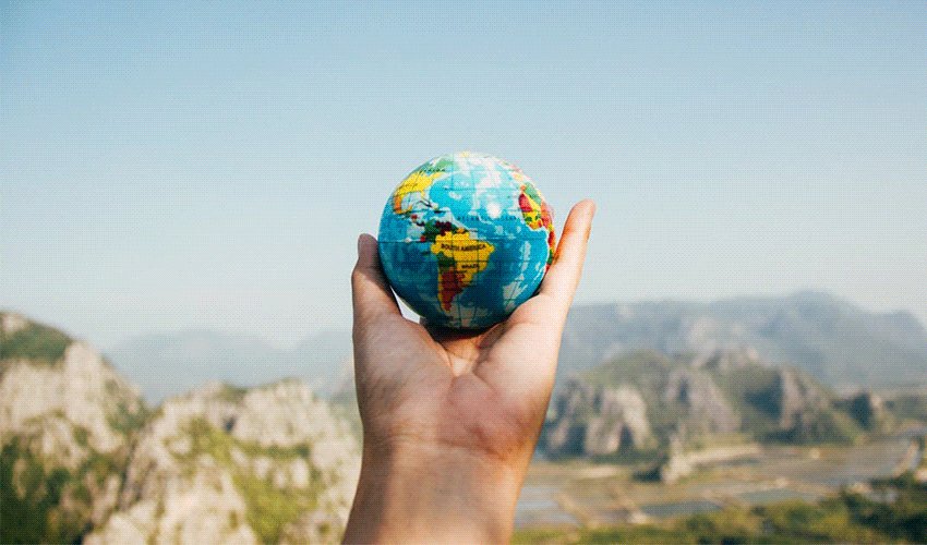 OMGOptimal's tweet photo. #OMGOnline #Lifestyle #aesop #earbuds #flight001 #gadgets Digital Nomads Rejoice: These Are The 5+1 Items That Will… https://t.co/ccchWUo9Mw https://t.co/wKWdxZXPdl