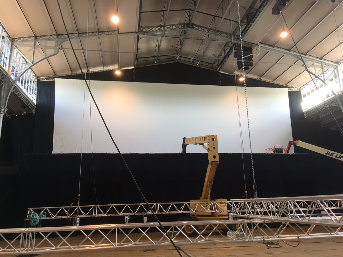 lilil_art's tweet photo. Yeah! ShowTex just set up the first screen of our 2000m2 projection area for @imagineVanGogh... Soon in @LaVillette https://t.co/PgQDEAUHdy