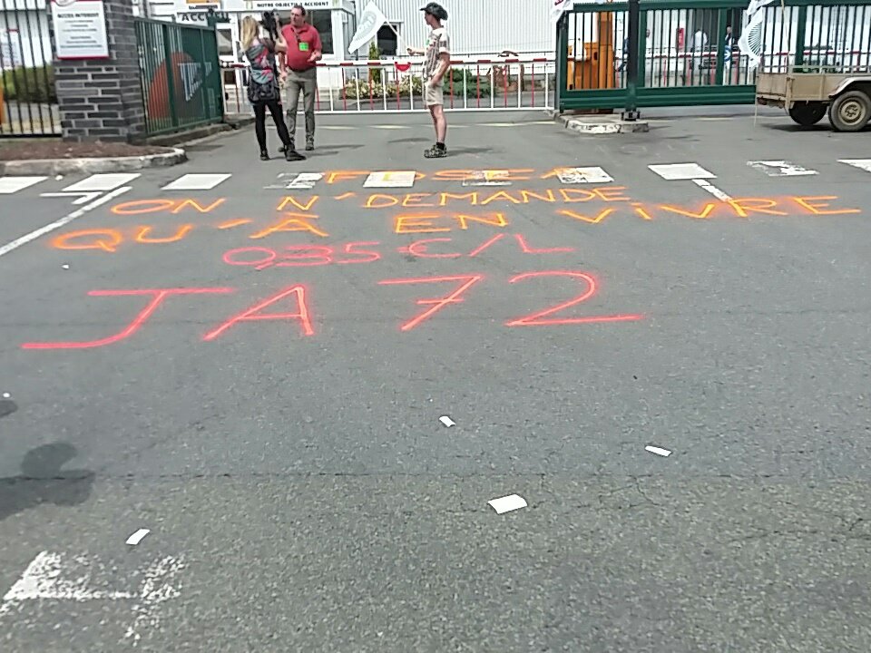 On n'demande qu'à en vivre... <a href="/JASarthe/">JA Sarthe</a> et <a href="/fdsea72/">FDSEA72</a> <a href="/JApaysdelaloire/">Jeunes Agriculteurs Pays de la Loire (JA PdL)</a> <a href="/FRSEA_PDL/">FRSEA_PdeL</a> en place pour quemques jours devant #Sodiaal <a href="/sarthefr/">Département de la Sarthe</a>