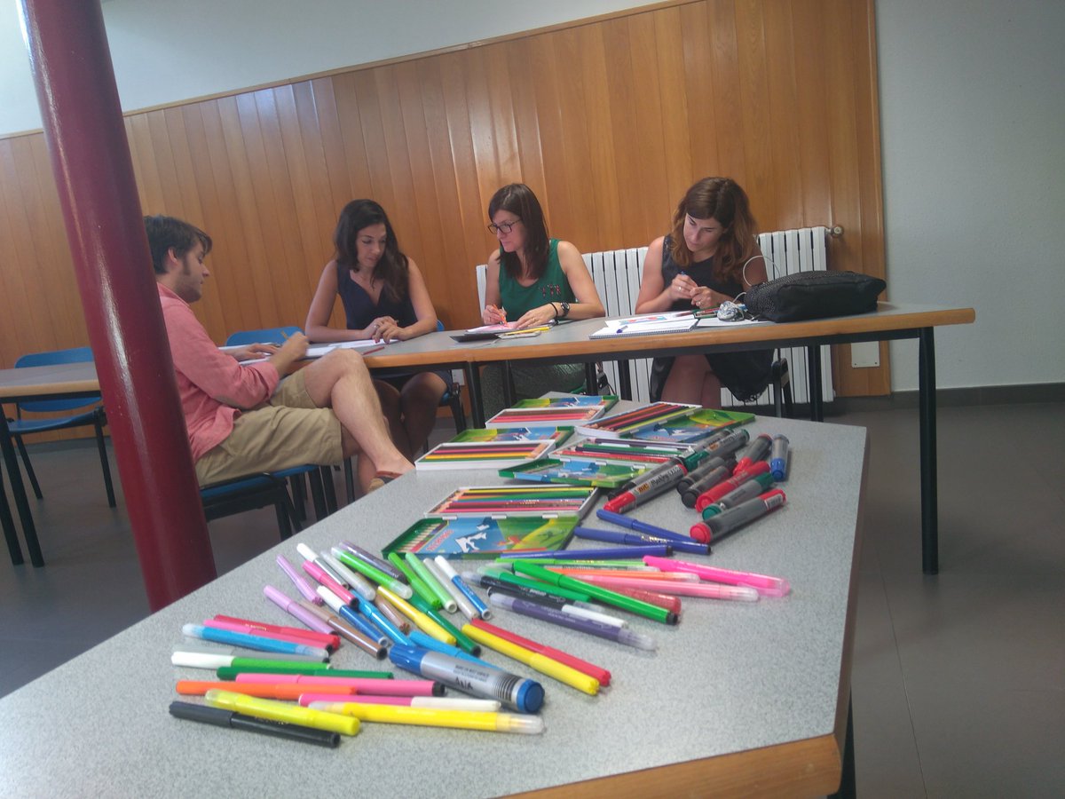 AnAmbros's tweet photo. Pintar y pintar para luego contar. Increible la información​ que podemos o tener del dibujo. #compe10ciasled @ybspain @YouthBizInt @Endesa https://t.co/7DGFS7GcfX