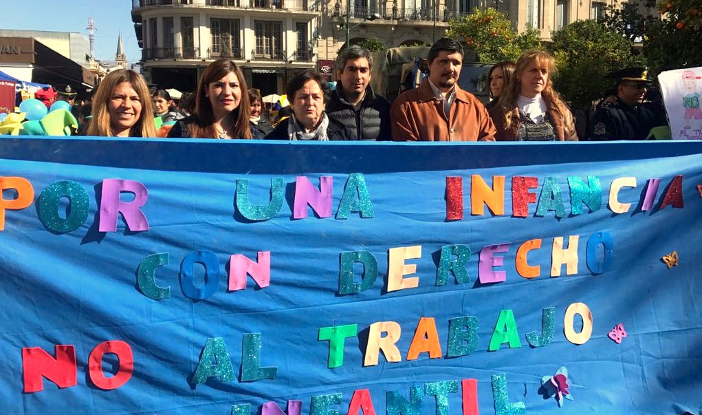 trabajosalta1's tweet photo. Gobierno junto instituciones marcharon contra el #trabajo infantil https://t.co/JYr1mnAG87 https://t.co/JLaFujzSHP