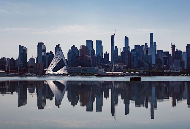 via57west's tweet photo. Reflection of #via57west from the #njwaterfront #reflection #skyline #manhattan #comparison #bjarkeinglesgruop 📷: @sz_chencc https://t.co/JqNpqQZxDO