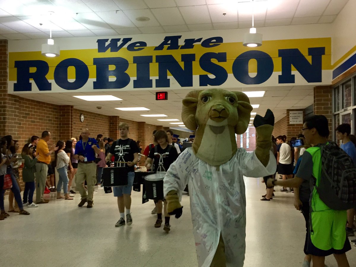 STEAMRams's tweet photo. Robinson Senior Parade!  @RobinsonSSNews https://t.co/KIsuaP7gWA