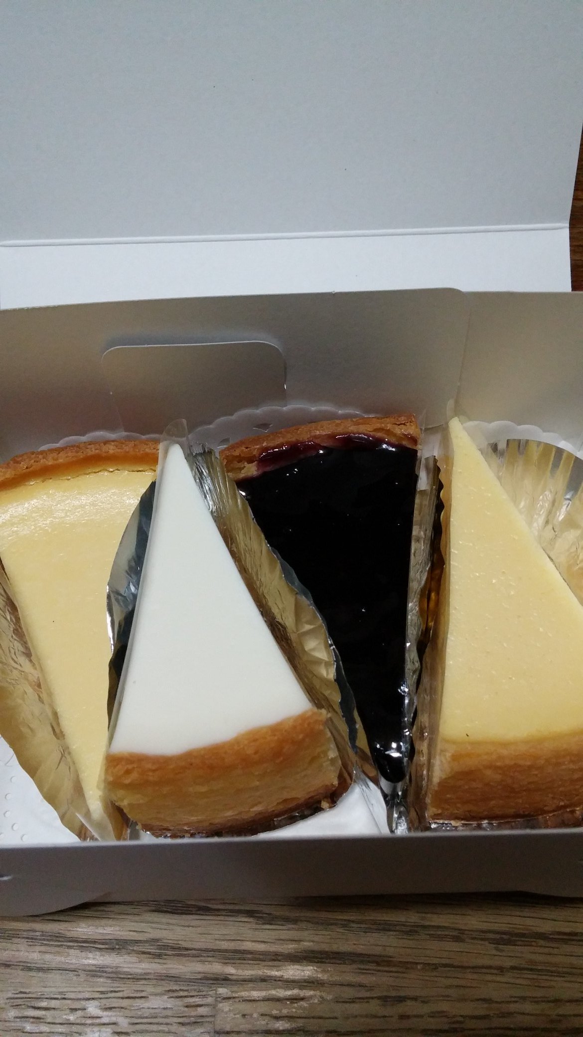ガンちゃん 中目黒 お土産に買った チーズケーキセット チーズケーキ ヨハン 色々な所にあるみたい 中目黒が本店 私は白いサワークリームを頂きました すごく美味しいので 良かったら是非 手土産にしたら とても喜ばれそう