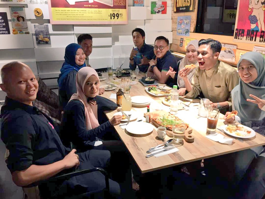 HajarKim's tweet photo. Iftardakimasu~ @ Macaroni, Klang with le clan. 😊 #finalyear #practicum2017 #teachersiftar #cikguiftar https://t.co/F00d0XMJ4s