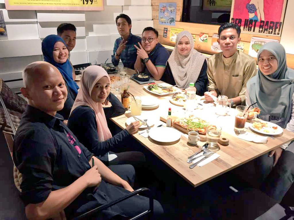HajarKim's tweet photo. Iftardakimasu~ @ Macaroni, Klang with le clan. 😊 #finalyear #practicum2017 #teachersiftar #cikguiftar https://t.co/F00d0XMJ4s