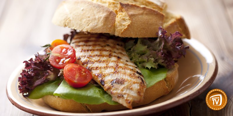 Migros_Turkiye's tweet photo. Çocuklar bu lezzete bayılacak! Piliç fileto burger tarifini siz de deneyin. https://t.co/zVOzGAtT35 https://t.co/8twkfLlt3Z
