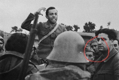 asmodeusass's tweet image. Mi bisabuelo Julio escuchando a Miguel Hernández antes de la batalla de Teruel