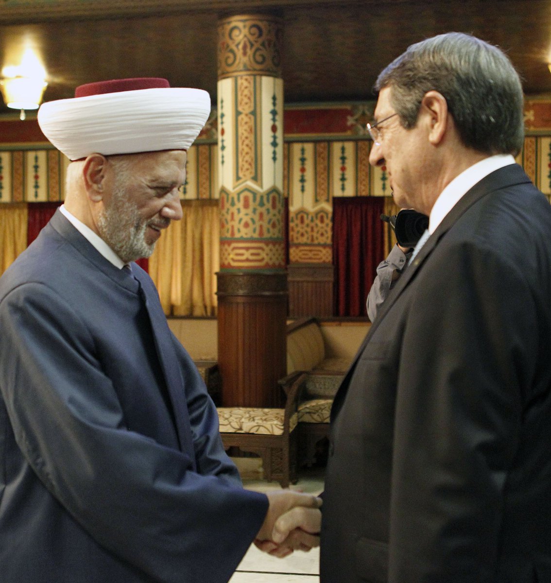 AnastasiadesCY's tweet photo. Με τον Μέγα Μουφτή του Λιβάνου Sheikh Abdel-Latif Derian. Ευχήθηκα κάθε καλό για τον μήνα Ραμαζανιού. https://t.co/OYUd4yKvdG