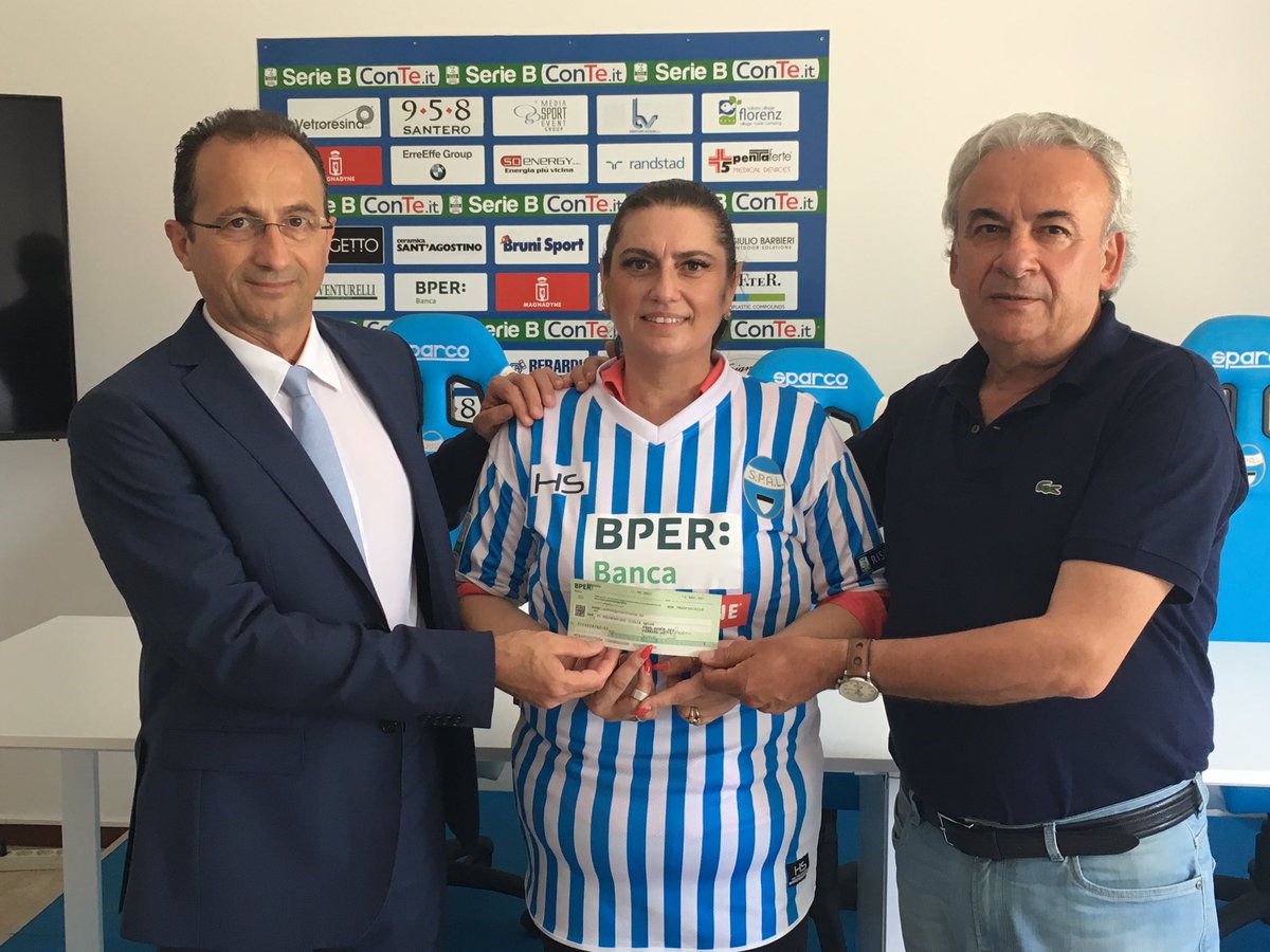 spalferrara's tweet photo. Consegnato assegno ad @assgiulia dopo vendita benefica delle maglie @spalferrara personalizzate #BperBanca per la gara #SpaPrv
#ForzaSpal https://t.co/PpWX9TILVD